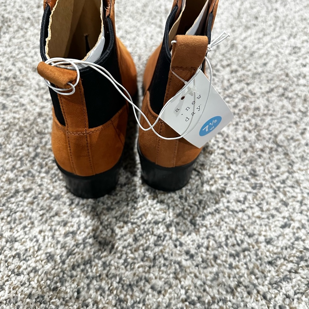 A New Day Women Tan Faux Suede Ankle Booties Pointed Toe Pull On Boots Size 7.5 - Picture 6 of 6